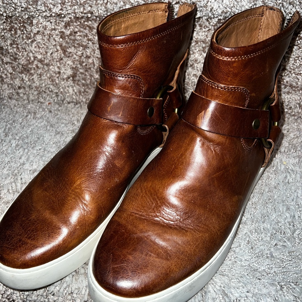 Super comfortable boots real leather, accommodates W feet